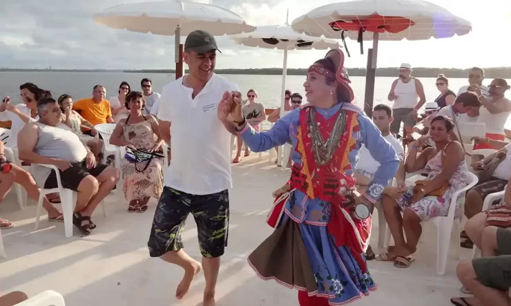 Passeio de catamarã pelo litoral paraibano com apresentação de danças regionais 