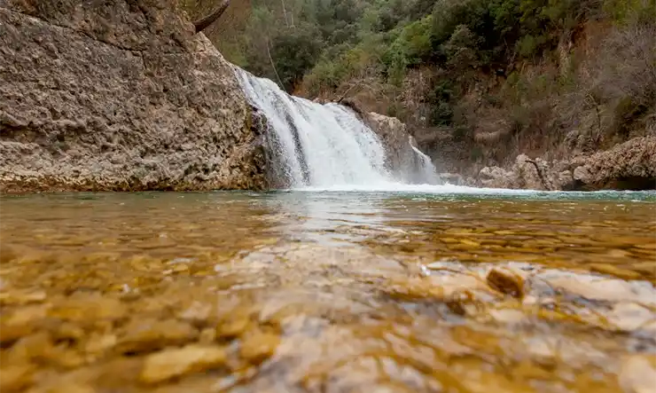 Nascente de rio com cachoeira com água limpa