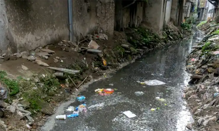 Afluente de rio poluído