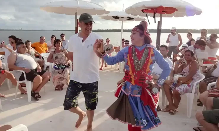 Dança típica nordestina: alegria e descontração em passeio de barco
